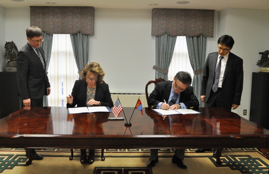 signing agreeen01