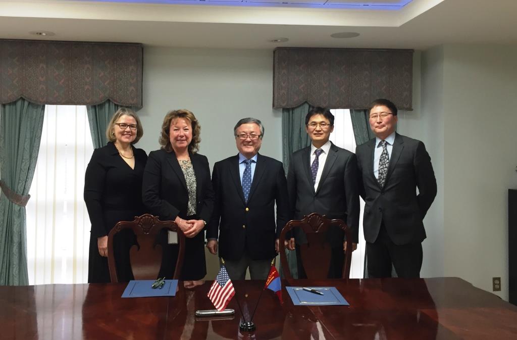 signing agreement02